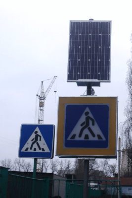 Старый и новый (светодиодный) знаки на пешеходном переходе.